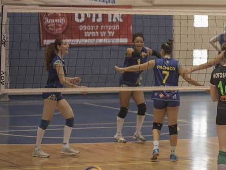 שחקניות אשדוד במהלך ההפסד (צילום: טטיאנה קולונגורוב)