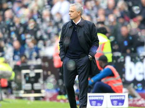 מוריניו. הפורטוגלי חזר לקווים בדרבי הלונדוני (getty)