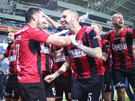 "לא הפסדנו 3.5 שנים בדרבי. זה חשוב". שחקני הפועל חוגגים אחרי ניצחון (צילום: יוסי שקל)