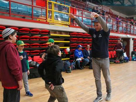 דני ולנסיה מעביר אימון (מרגו שוגרמן)