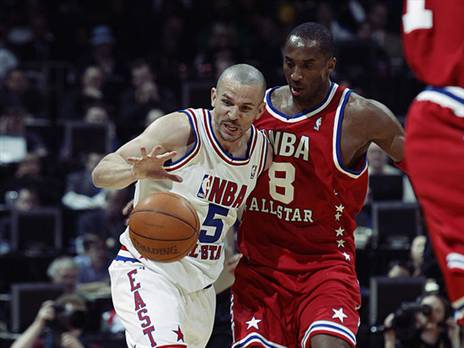 קובי ברייאנט שומר על ג'ייסון קיד במשחק האול-סטאר ב-2003 (צילום: Getty)