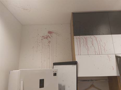 הקיר הניזוק בחדר ההלבשה ממשקה האנרגיה