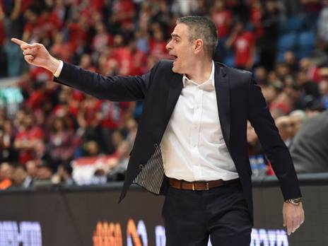 נהנה בבכורה. קאסטריטיס (ברני ארדוב)