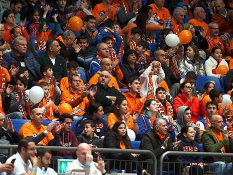 גם לא מעט כתומים ביציעים של יד אליהו (אלן שיבר)