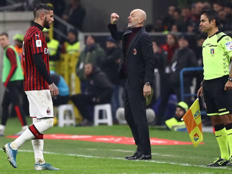פיולי ברקע. גאה בקבוצה, לא בשיפוט (GETTYIMAGES)