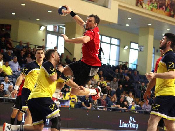 פאיוביץ' עולה לשער מול מכבי ראשל"צ (צילום: משה דהן, הפועל אשדוד)