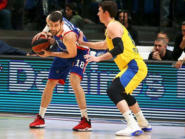 אנאדולו התעללה בהגנת הצהובים ברבע ה-2. (אלן שיבר)