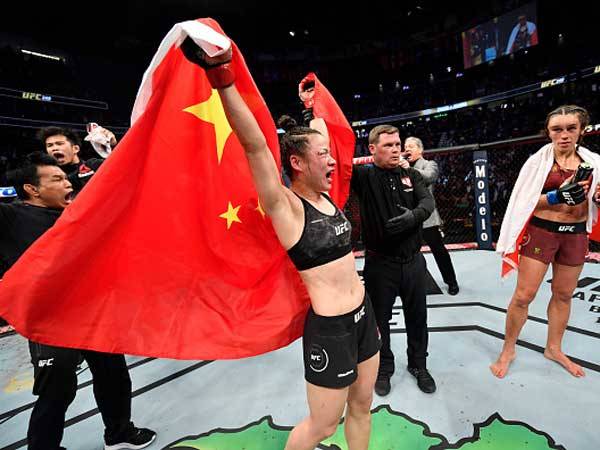 ז'אנג חגגה אחרי ששמרה על החגורה (getty)