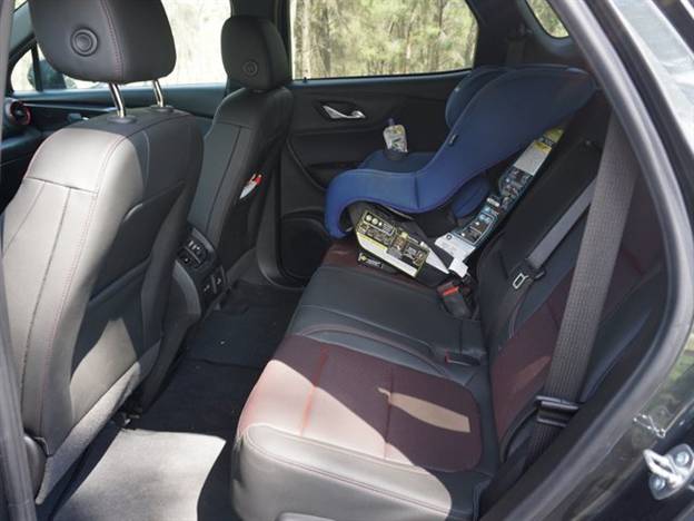 קל מאוד להתקין מושב בטיחות