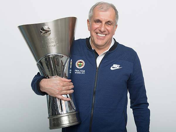 זולל תארים, אובראדוביץ' עם הגביע בפנרבחצ'ה (getty)