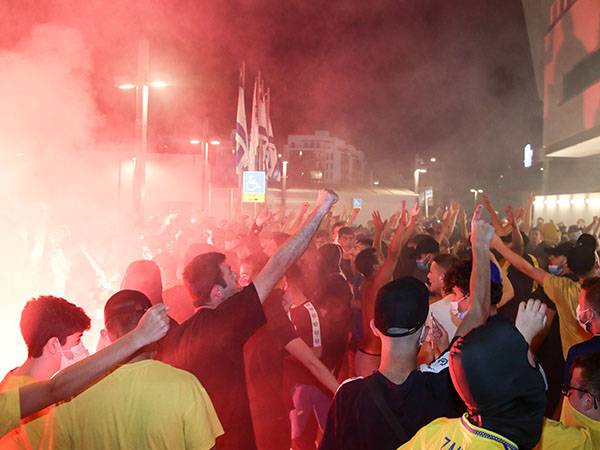 אוהדי מכבי מחוץ לבלומפילד נגד מכבי חיפה (צילום: דני מרון)