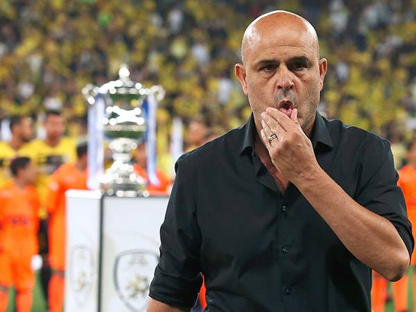 לצד הגביע. מכיר את המעמד (אלן שיבר)