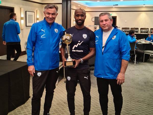 דסה קיבל גביע לכבוד הופעתו ה-25 בנבחרת