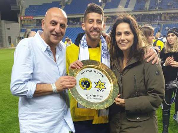 מיכה יחד עם הוריו וצלחת האליפות