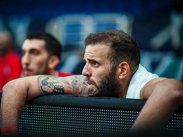 האדומים בפתיחה מאכזבת (FIBA)