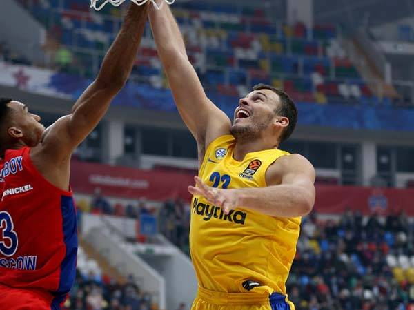 ז'יז'יץ בלט מתחת לסלים (יורוליג)