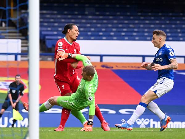 רגע הפציעה של ואן דייק (Getty)