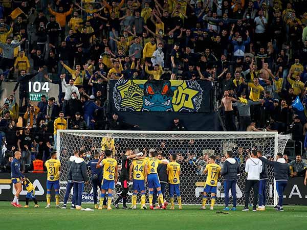 שחקני מכבי והאוהדים. יחגגו גם בשלישי? (אלן שיבר)