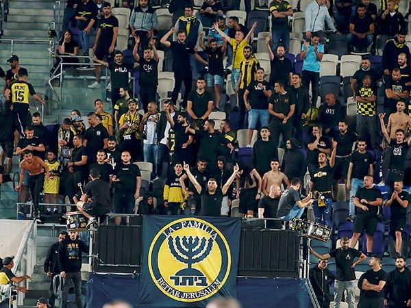 "לא רואים את המשחק". אוהדי לה פמיליה (צילום: אלן שיבר)