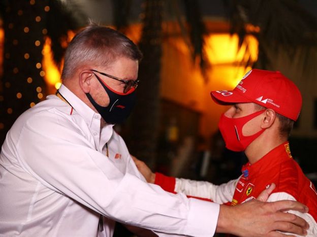 רוס בראון ומיק שומאכר באקדמיית הפורמולה של פרארי