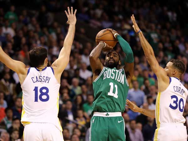 כספי וסטף קרי עוצרים את קיירי אירווינג (GETTY)