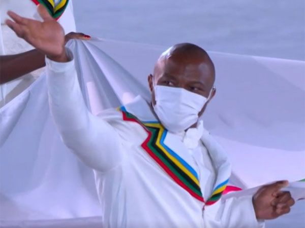 שרד ללא פרוטה. טצ'צ'ט בטקס הפתיחה (עמוד הטוויטר Middlesex University)