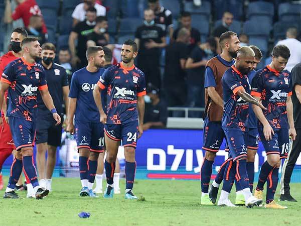 קיפוח מגמתי? שחקני סכנין בסיום ההפסד למכבי חיפה (צילום: דני מרון)