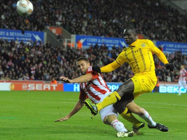 קונאטה מול סטוק סיטי. לקח חלק בקמפיין האירופי של הצהובים (GETTY)