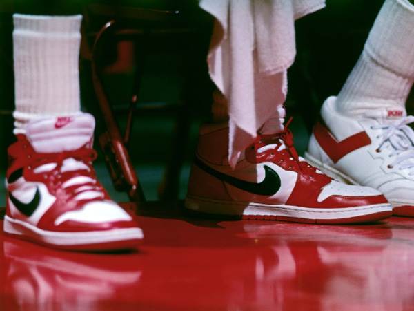 מייקל ג'ורדן עם נעליי ה-Air Jordan הישנות. הביקוש עבורן רוקע שחקים (GETTY)