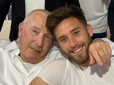 עופרי עם אביו עודד ז"ל. חי את הקריירה של הבן (האתר הרשמי)