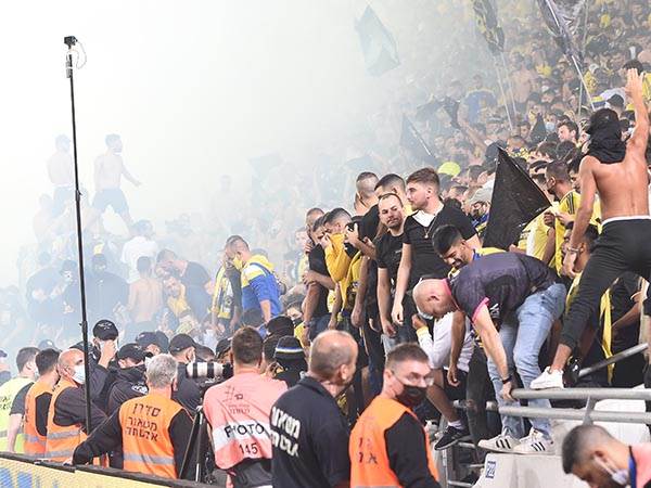 "עובר את הגבול" (ברני ארדוב)