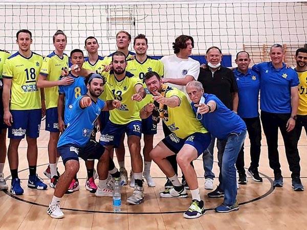 שחקני מכבי ת"א חוגגים בסיום (איגוד הכדורעף)