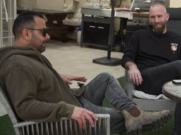 עמוס עם ענר כהן, האחראי על הזרים בנתניה: "הייתי רוצה להמשיך פה, אבל יש דברים אחרים"