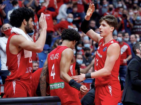 כיכב הערב. אדם אריאל (אלן שיבר)