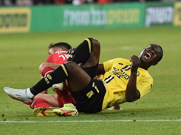 משחק רווי עבירות כבר מהפתיחה (ברני ארדוב)