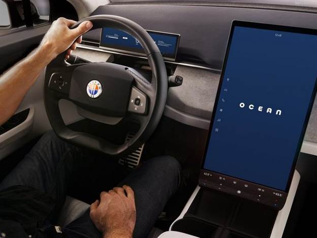 במרכז הקונסולה פאנל מסתובב בגודל 17 אינץ' שמרכז לתוכו את כל הבקרות החיוניות