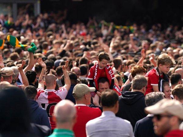 אוהדי יונייטד מוחים בכניסה לאצטדיון (Getty)