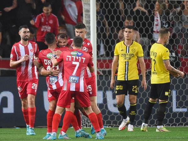 והאדומים חגגו יתרון כפול לפני ההפסקה (ברני ארדוב)