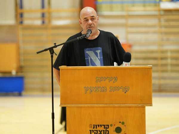 רון קופמן סופד לרינקוב (צילום: ניר שטיינברג, באדיבות עיריית קריית מוצקין)