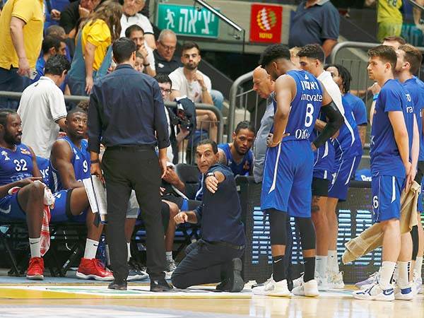 מחפש שיפור התקפי במשחק השני. אהרוני ושחקני הרצליה (צילום: אלן שיבר)