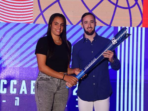 לינוי אשרם וארטיום דולגופיאט. ידליקו את הלפיד האולימפי (צילום: גלעד קוולרצ'יק)