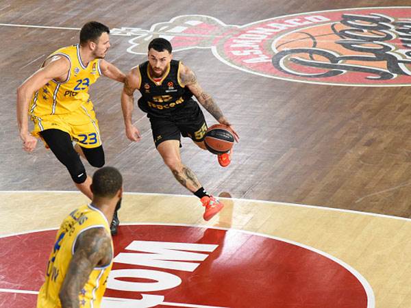 מייק ג'יימס העונה נגד מכבי ת"א (Getty)