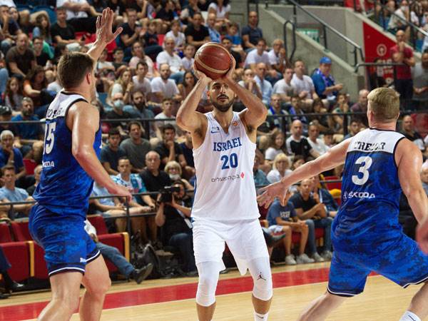 זלמנסון.ישראל רצה ברבע השלישי (ברני ארדוב)