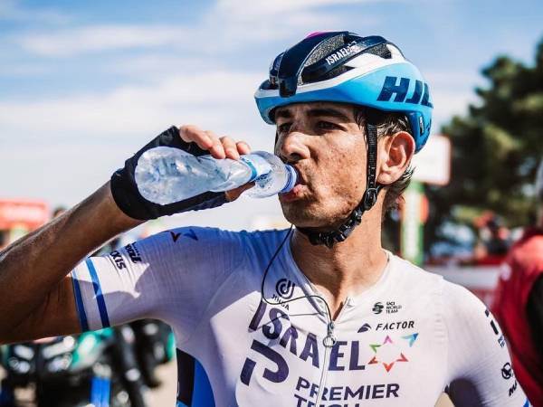 שותה לרוויה. גולדשטיין (נועה ארנון)