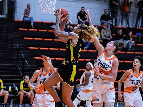 לא הסתדרה לבד. אוסטין (קרדיט: FIBA)