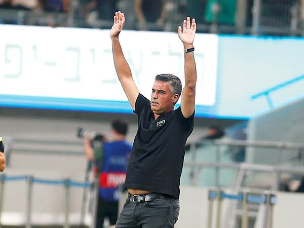 חיים סילבס. נראה כי בבני סכנין הרימו ידיים בנוגע למאמן (אלן שיבר)