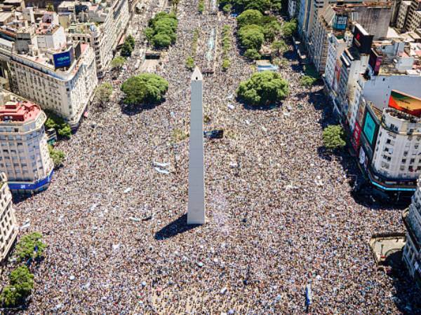 המונים מחכים לגיבורים (GETTY)
