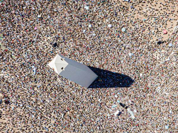 נחיל של בני אדם באובליסק (getty)