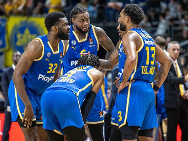 "התחבר לנו". מרטין ושחקני מכבי ת"א (getty)