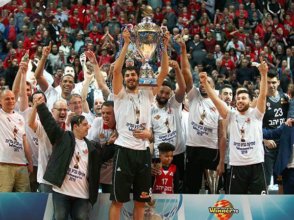 ככה זה נגמר בפעם הקודמת בארנה. הפועל י-ם מניפה את הגביע (אלן שיבר)